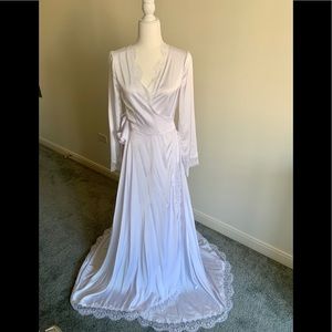 Elegant White Lace Trim Robe Bridal/Wedding White